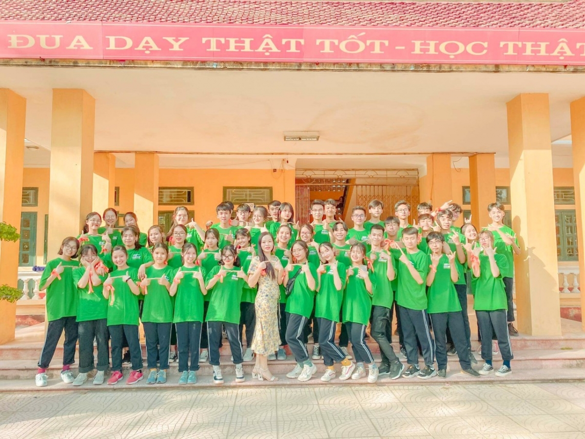 Thân Trọng An cùng cô chủ nhiệm và các bạn học
