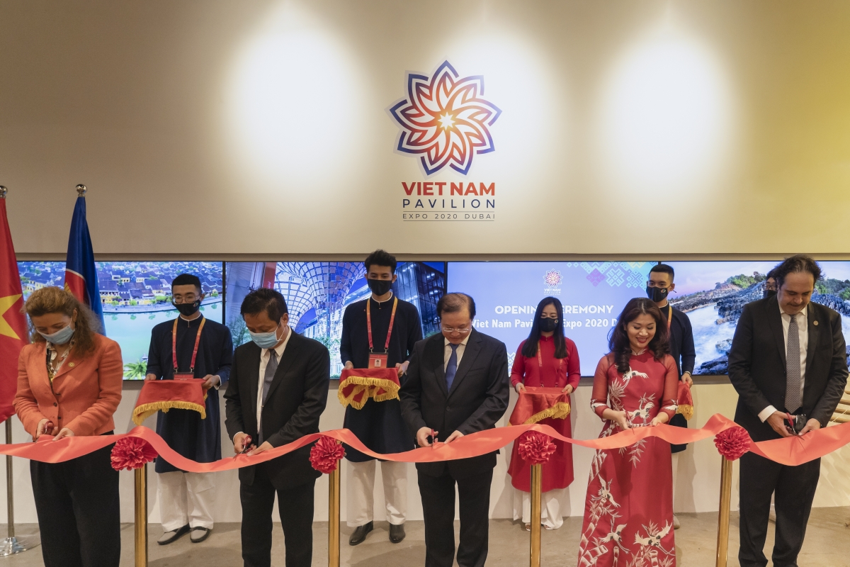 Các đại biểu cắt băng khánh thành Nhà triển lãm Việt Nam tại EXPO 2020 Dubai. Ảnh: Cục Hợp tác Quốc tế, Bộ VH-TT&DLz