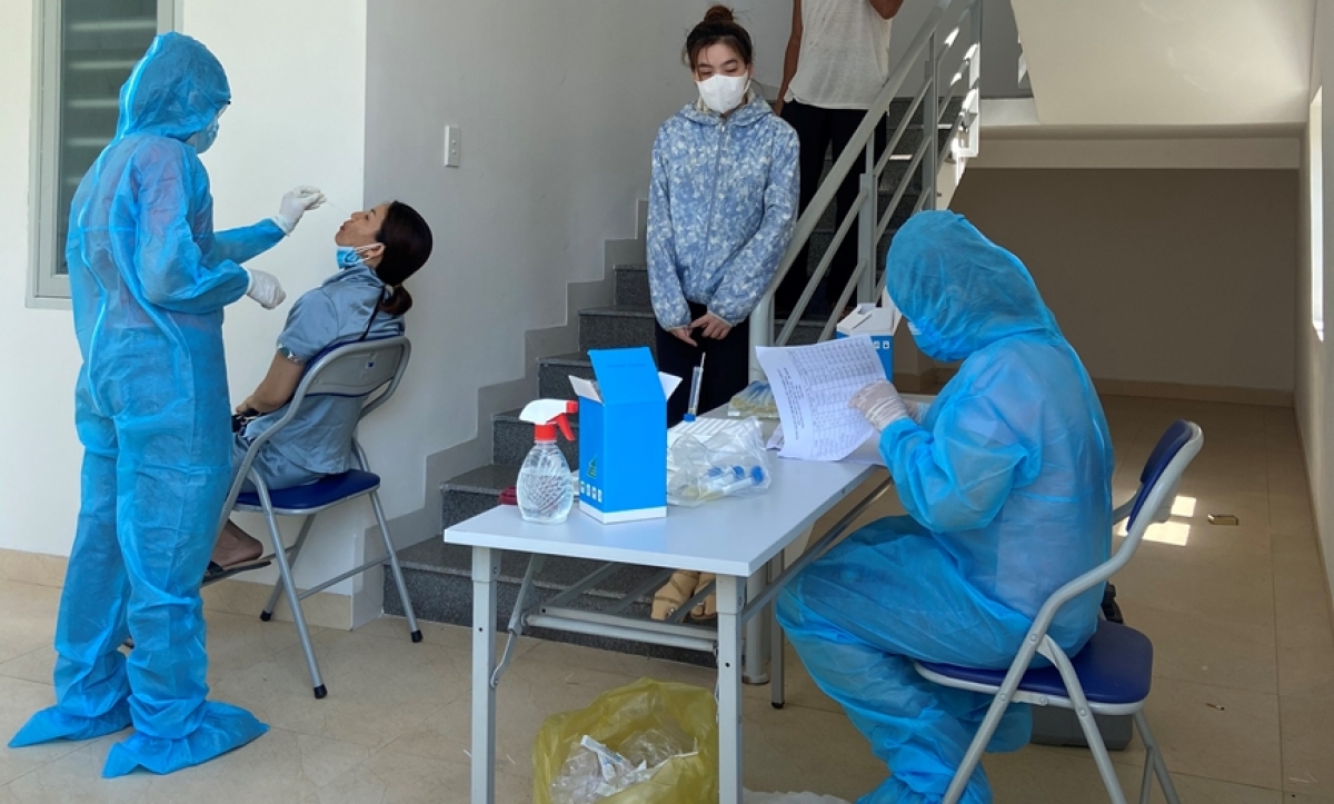 Lấy mẫu xét nghiệm cho người dân