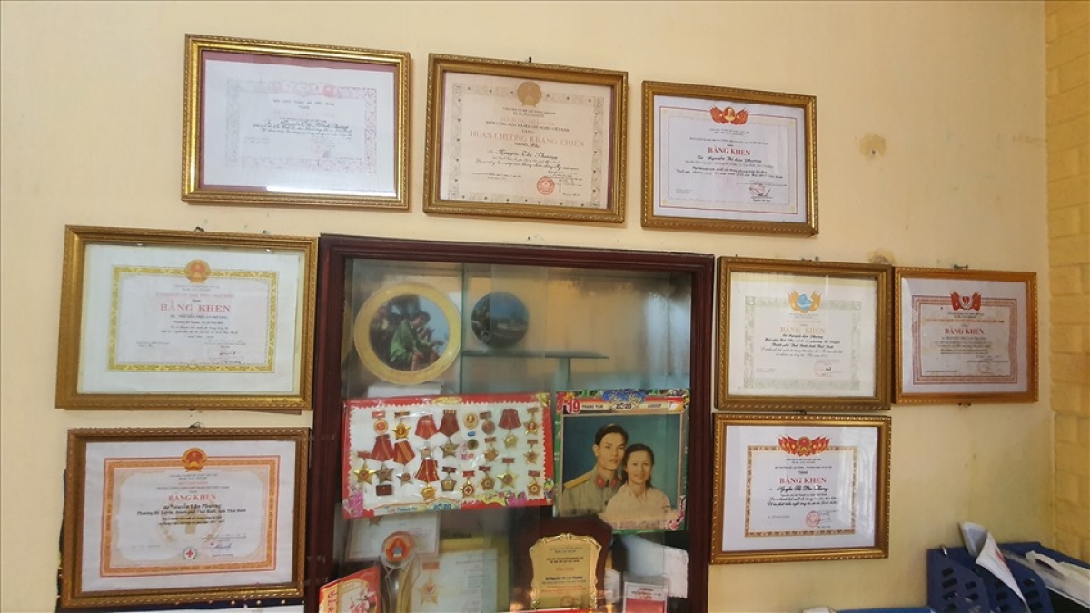 Cụ Phương được trao tặng rất nhiều bằng khen, giấy khen, kỷ niệm chương vì sự nghiệp nhân đạo, từ thiện