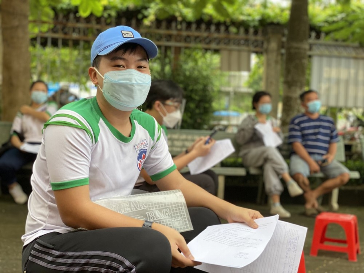 Học sinh Huyện Củ Chi chờ đến lượt tiêm vaccine Covid-19