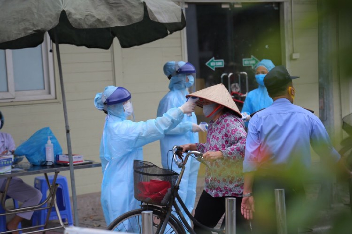 Bệnh nhân khai báo y tế ngay từ cổng bệnh viện