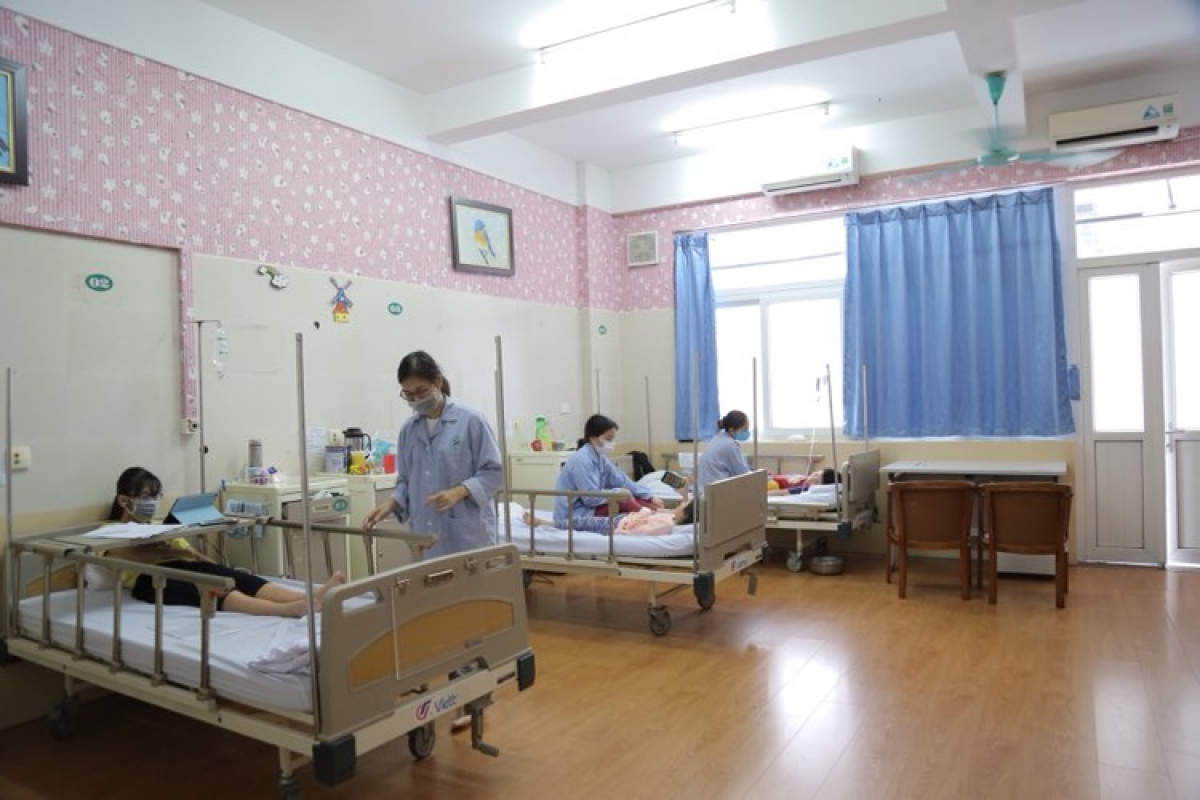 Phòng bệnh thoáng đãng, sạch sẽ với nhà vệ sinh khép kín