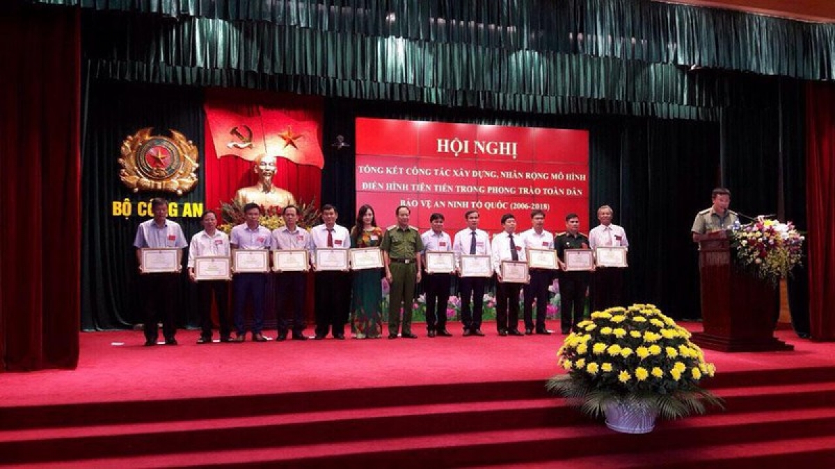 Ông Chu Xuân Toàn trong một lần nhận bằng khen của Bộ Công an