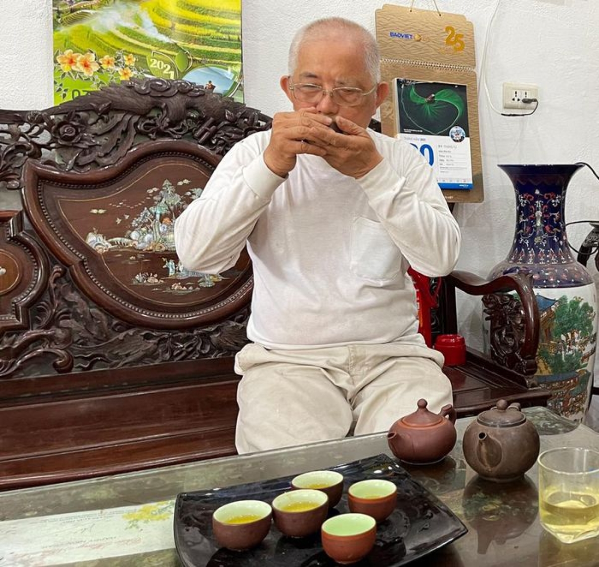 Ông Xiêm chia sẻ: Thưởng trà sen phải chậm rãi, đưa lên hít hà và nhâm nhi từng ngụm nhỏ mới thấy hết được hương vị thơm ngon của trà sen Tây Hồ.