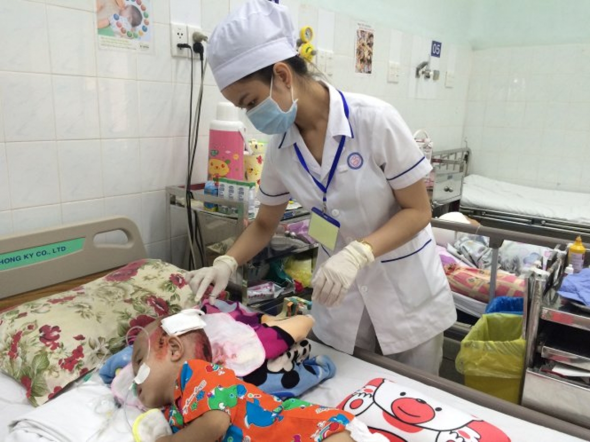 Trường hợp trẻ bị bệnh nặng phải chuyển tuyến vẫn được BHYT hỗ trợ 100% viện phí