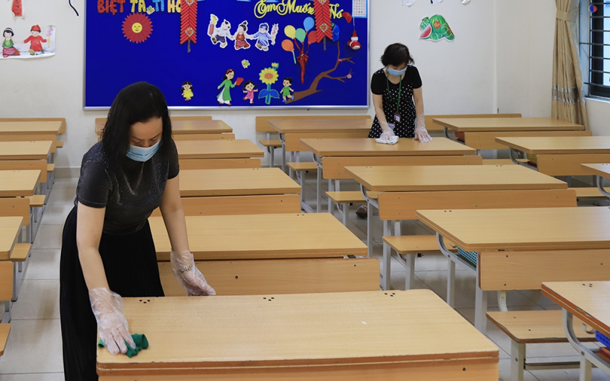 Nửa năm nay, trường học ở Hà Nội vắng bóng học sinh vì COVID-19