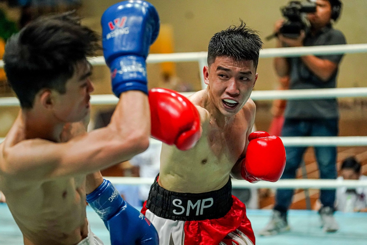 Võ sỹ Sẳm Minh Phát (găng đỏ) trong một lần lên đài