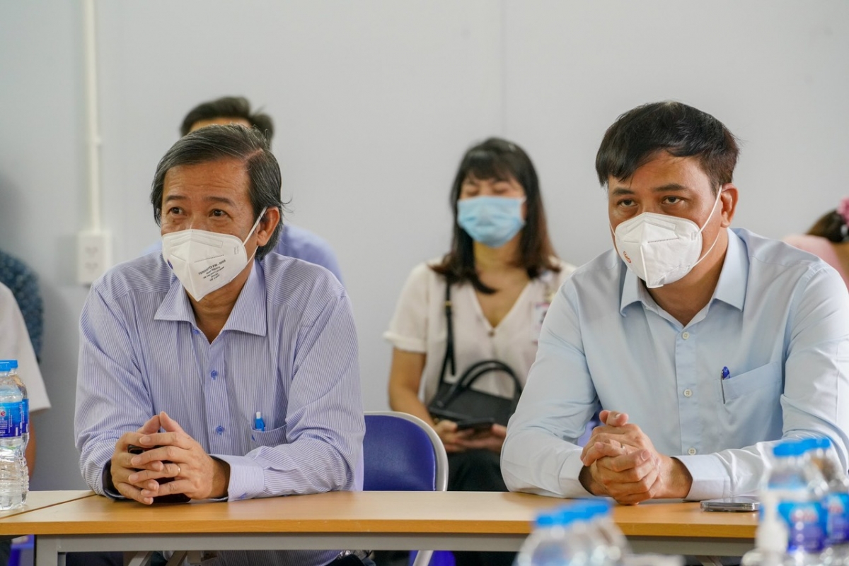 Phó Chủ tịch UBND TP.HCM Lê Hòa Bình (phải) và TS.BS Nguyễn Văn Vĩnh Châu - Phó Giám đốc Sở Y tế TP.HCM (trái) trong buổi lễ bàn giao.