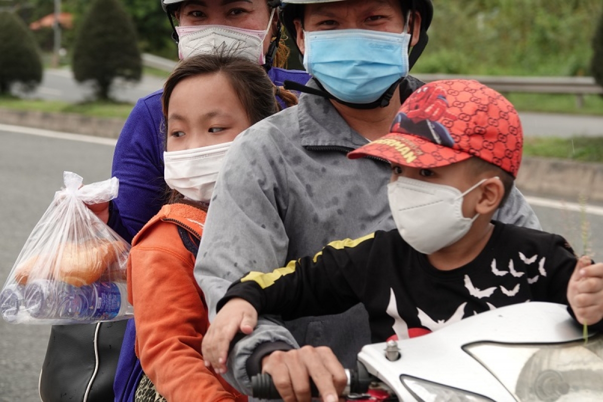 Những ngày qua có hàng trăm nghìn người lao động từ các điểm nóng dịch COVID-19 về quê. Nhiều trẻ em, học sinh cũng theo bố mẹ về quê tránh dịch. (Ảnh: Minh họa)
