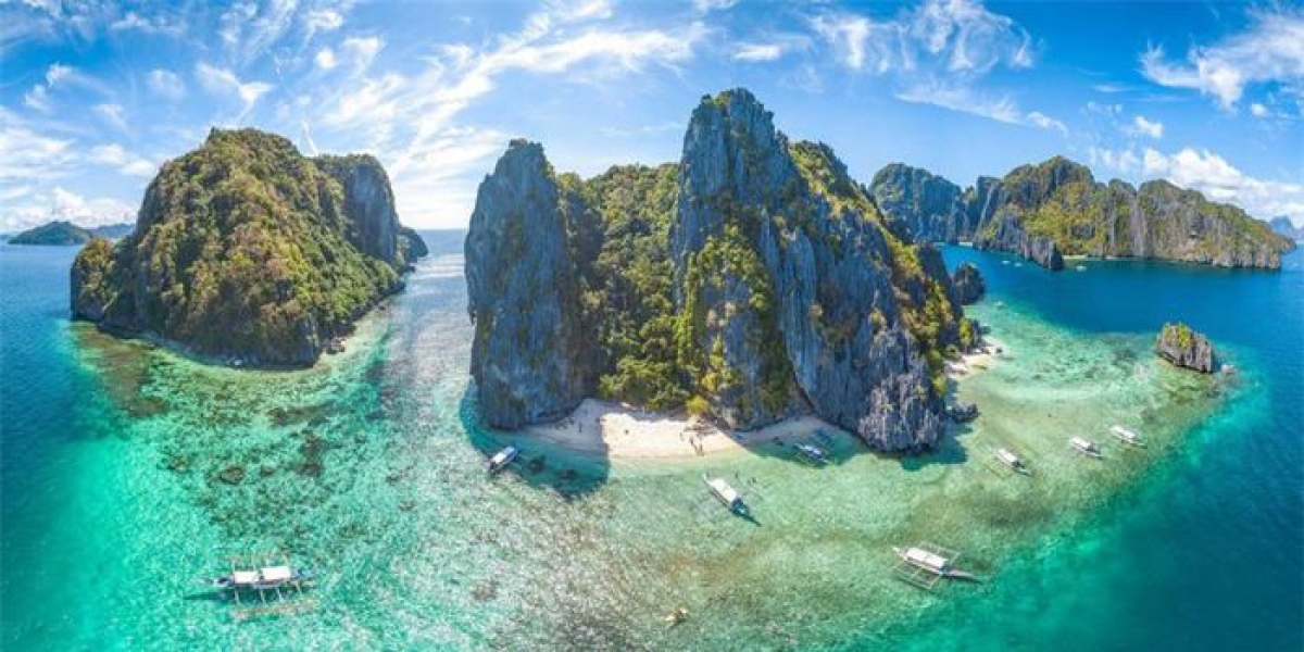 Là một quần đảo với hơn 7.000 hòn đảo lớn nhỏ, Philippines được coi là quốc gia đẹp thứ 3 ở Đông Nam Á. Đảo Palawan đẹp như tranh vẽ với dòng nước trong xanh chảy giữa những vách núi đá rộng lớn, nơi du khách có thể thoải mái thả mình xuống dòng nước trong lành, mát lạnh. Ngoài ra, du khách cũng có thể khám phá “Đồi Socola” của Philippines để chiêm ngưỡng cảnh quan đất nước ở độ cao 40m.
 