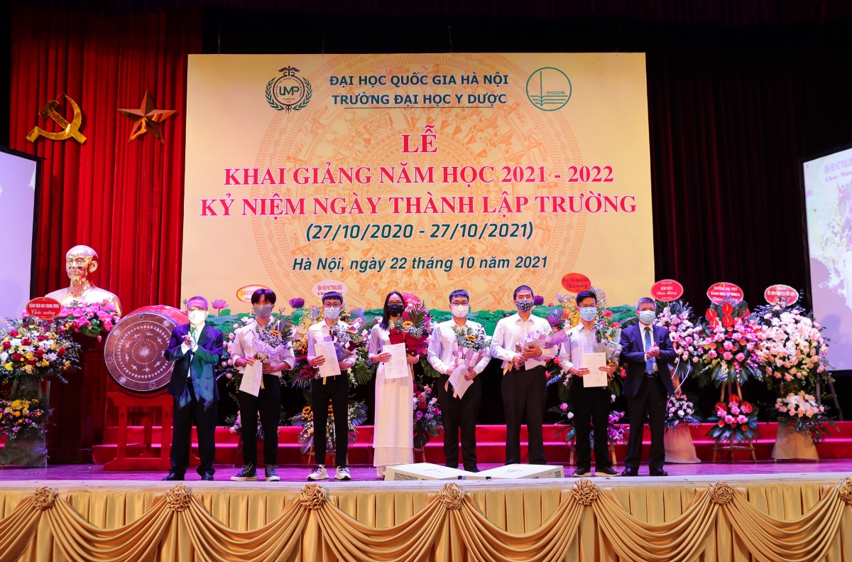 Lãnh đạo Trường ĐH Y Dược (ĐH Quốc gia Hà Nội) tặng quà cho những tân sinh viên có kết quả đầu vào xuất sắc