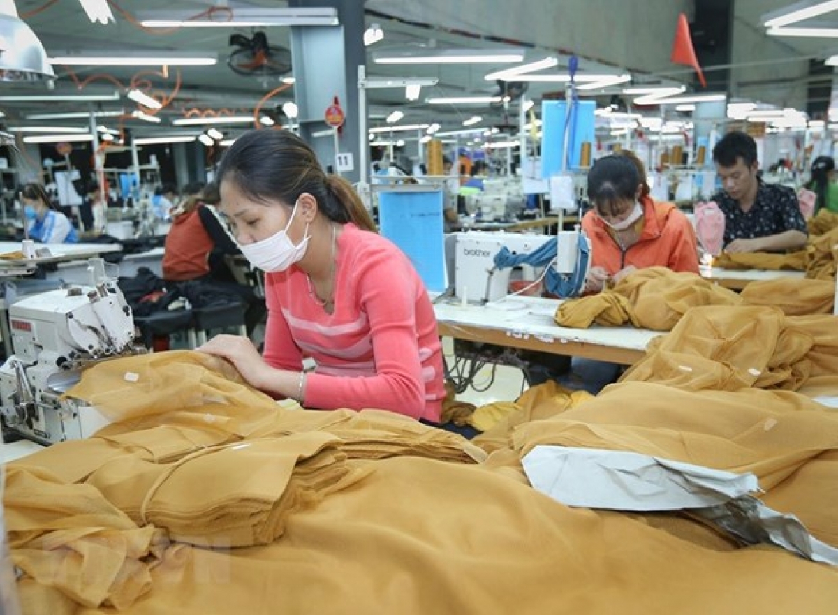 Phần lớn người lao động làm việc trong ngành dệt may, thêu đan có sự gắn bó lâu năm
với doanh nghiệp