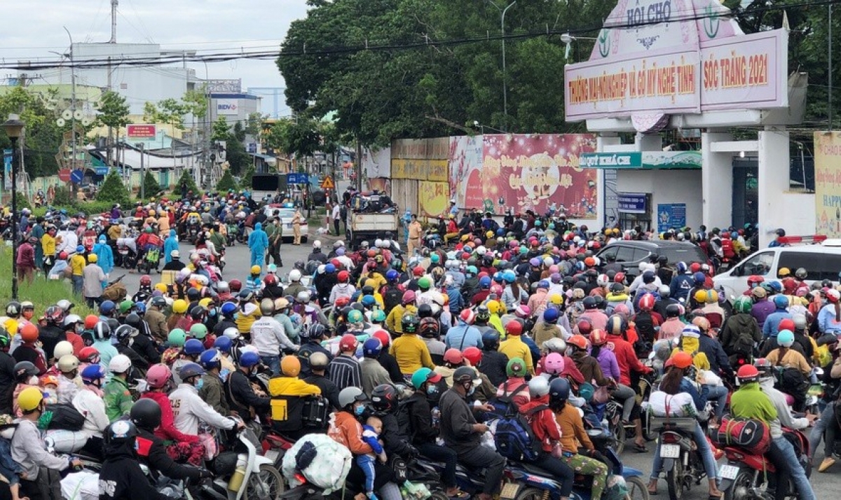 Hàng chục nghìn người rời TP.HCM về quê