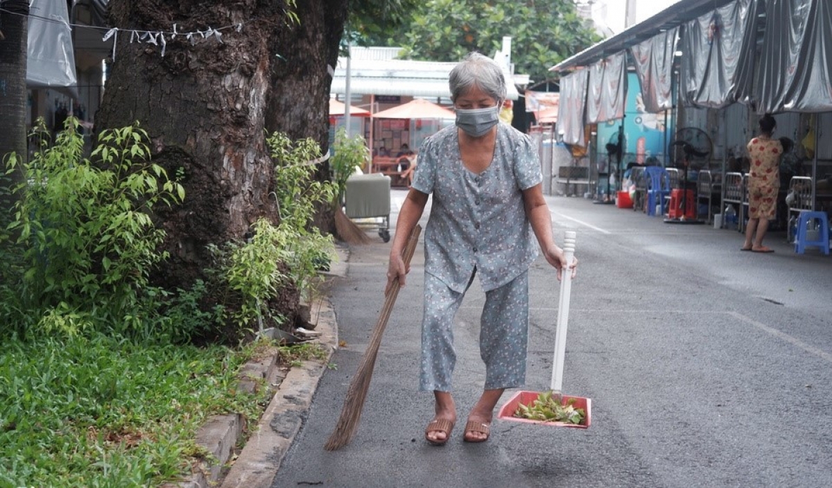 ...và quét dọn khuôn viên bệnh viện
