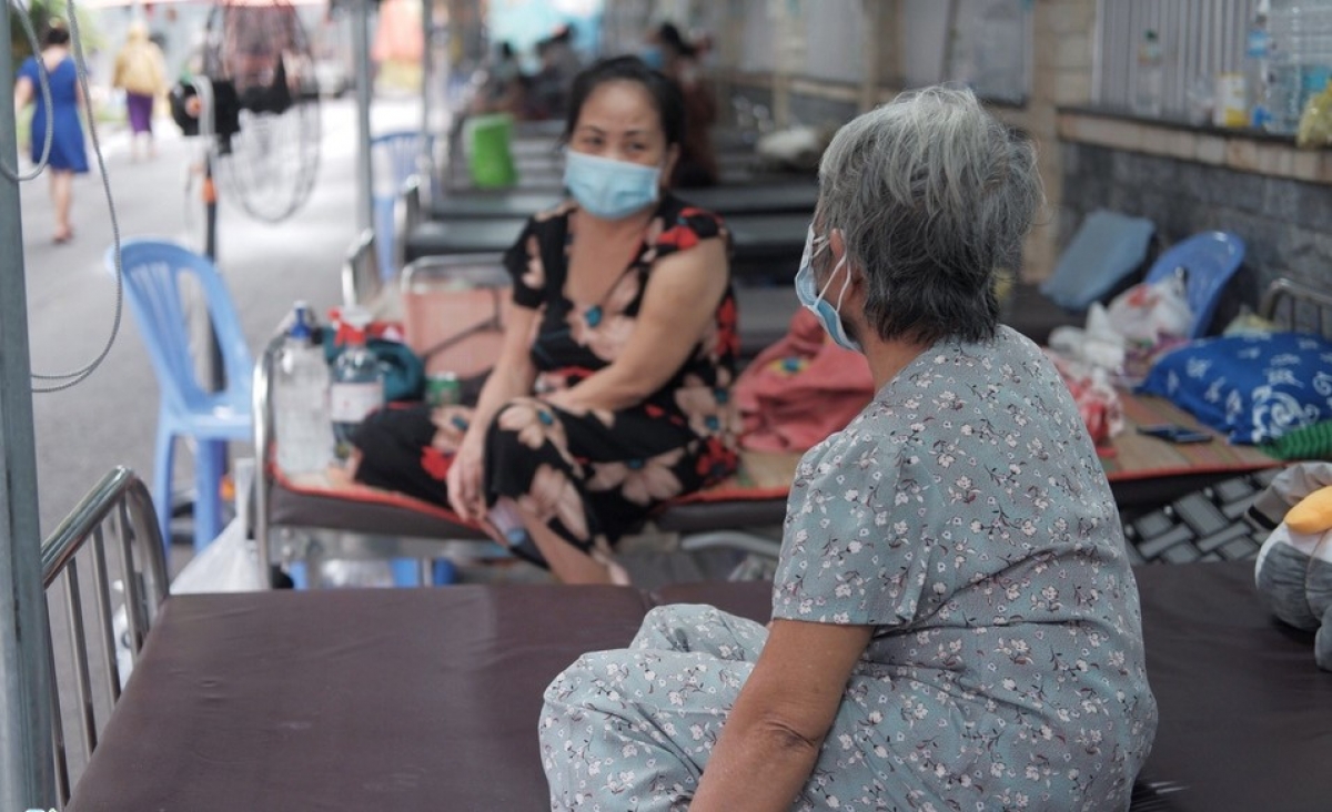 Bà Đại thường xuyên trò chuyện để động viên tinh thần người bệnh