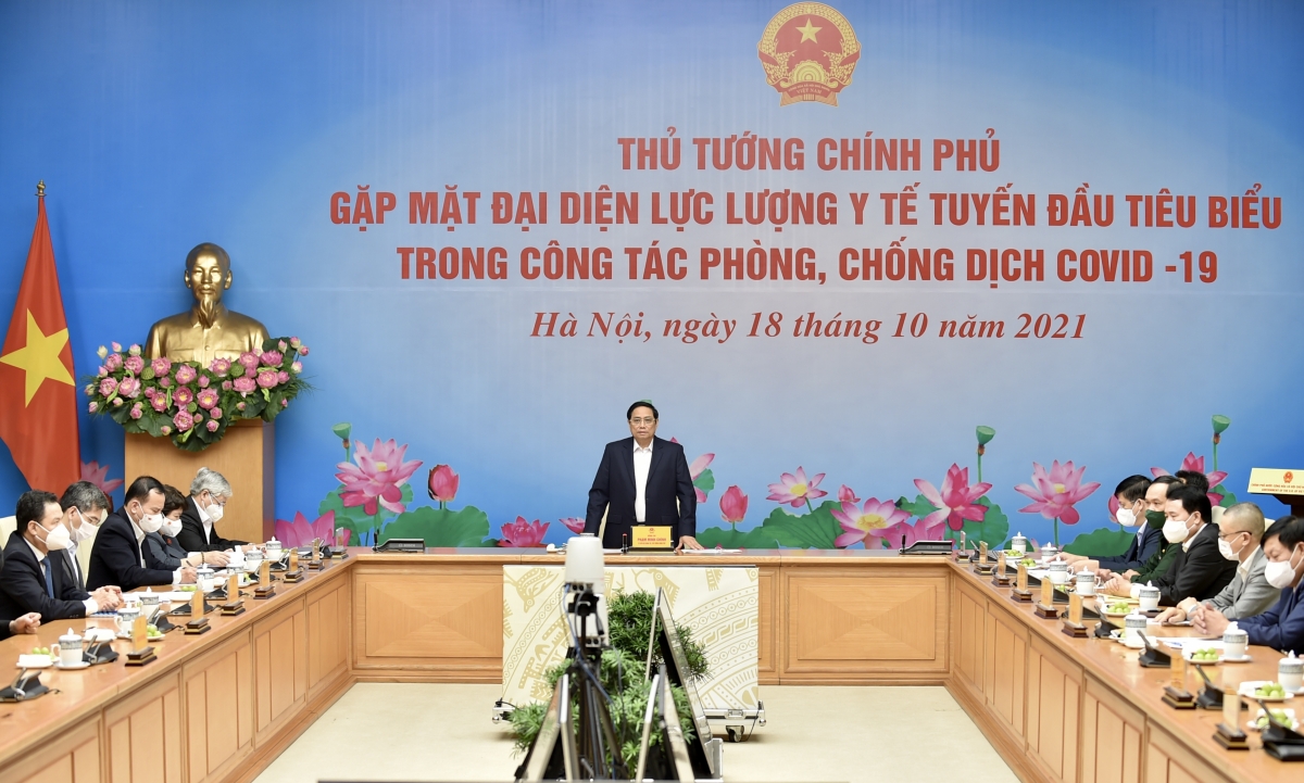 Thủ tướng Phạm Minh Chính: Chúng ta đã chứng kiến những nghĩa cử cao cả, đẹp đẽ, những đức hy sinh, những trái tim nhiệt huyết, những tấm lòng nhân ái tỏa sáng… của đội ngũ bác sĩ, cán bộ và nhân viên y tế - Ảnh VGP/Nhật Bắc