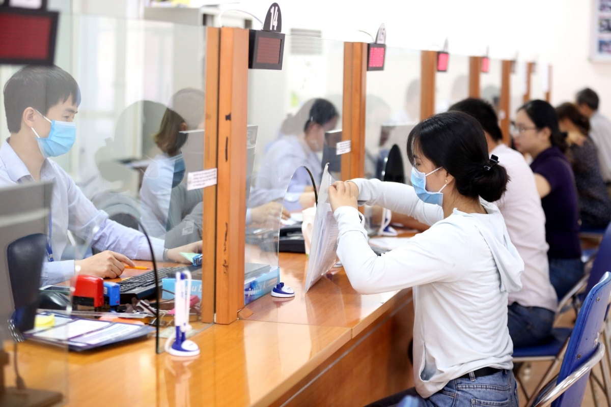 Người lao động bị mất việc do dịch Covid-19 đến các trung tâm dịch vụ việc làm để làm thủ tục hưởng trợ cấp thất nghiệp