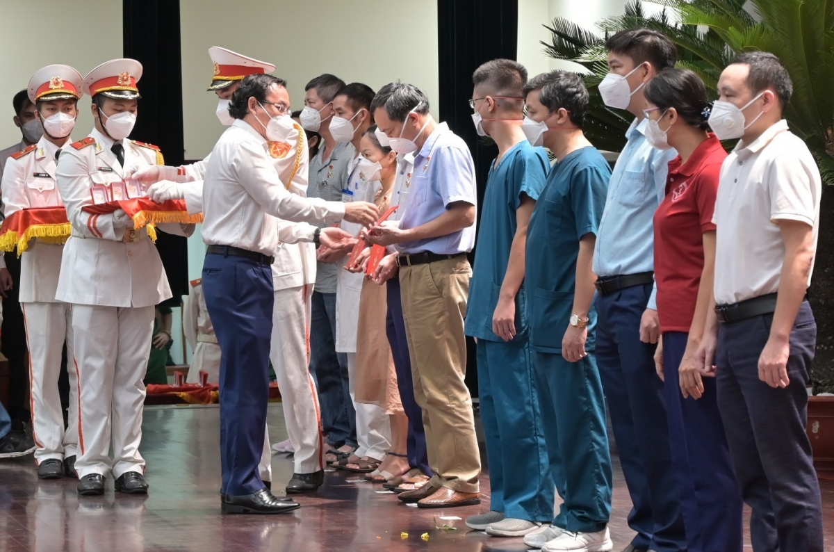 Bí thư Nguyễn Văn Nên trao huy hiệu tuyên dương các lực lượng chi viện, hỗ trợ TP chống dịch