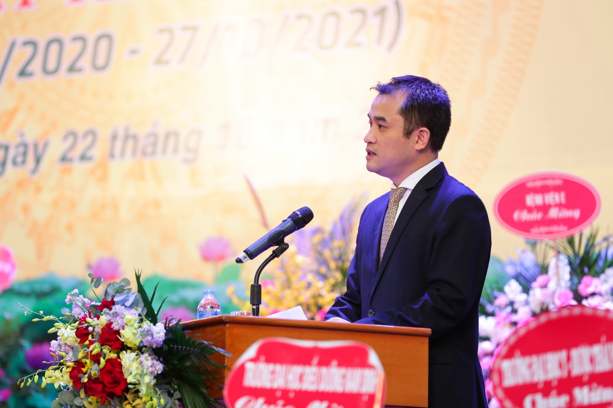 PGS.TS Trần Bảo Sơn - Phó Giám đốc Đại học quốc gia Hà Nội phát biểu tại lễ kỷ niệm 1 năm thành lập Trường ĐH Y Dược (ĐH Quốc gia Hà Nội)