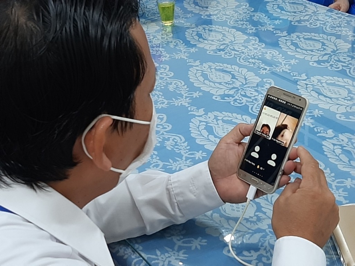 Giáo viên Cà Mau hướng dẫn học sinh qua điện thoại thông minh