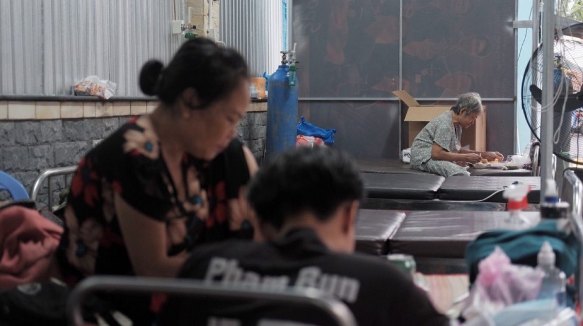 Bà Đại bên chiếc giường với những vật dụng đơn sơ