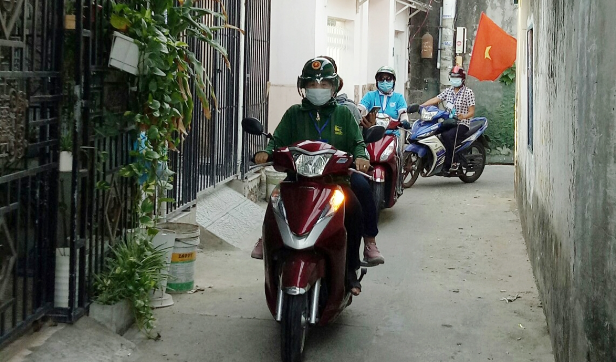 Bà Bình dẫn đầu đoàn xe máy tuyên truyền về phòng, chống Covid-19 ở khu dân cư Hoà Mỹ 2.