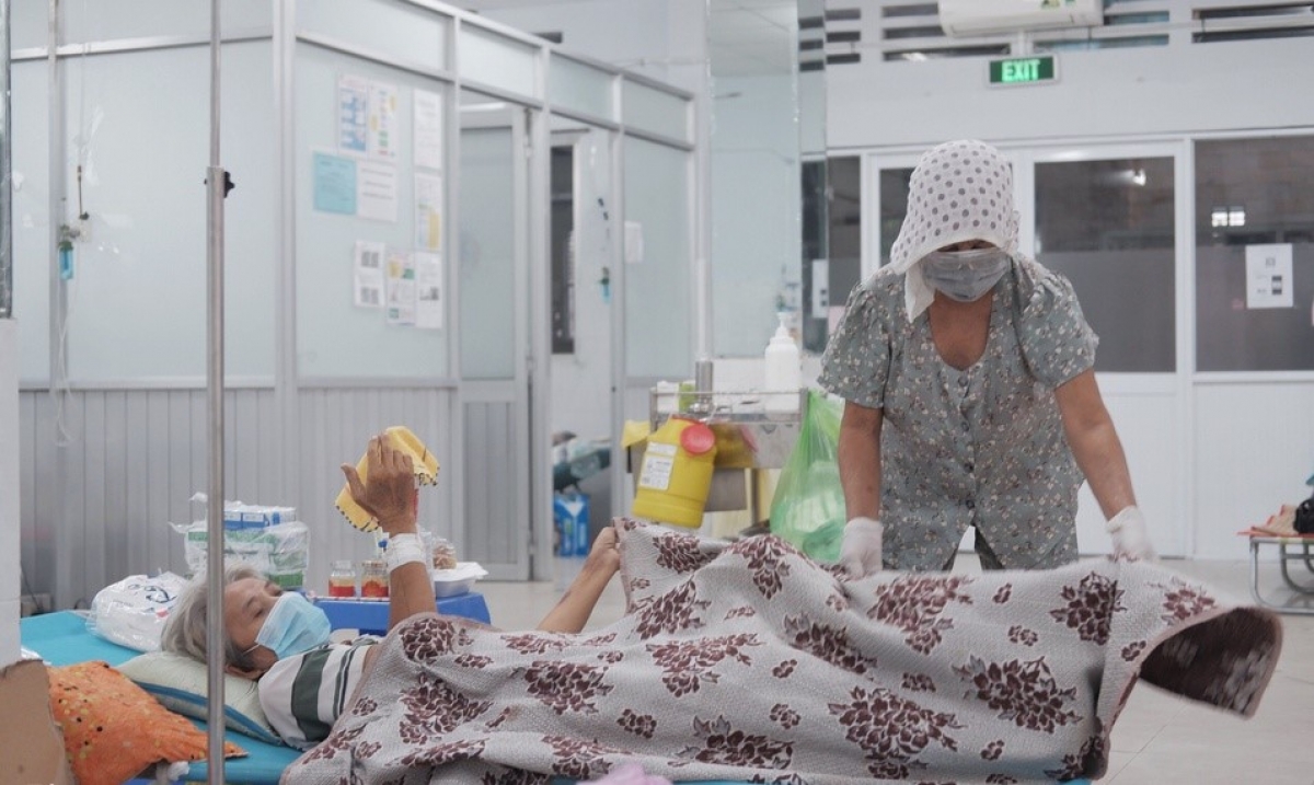 Bà Đại trở thành tình nguyện viên đặc biệt, hàng ngày chăm sóc các F0 lớn tuổi...