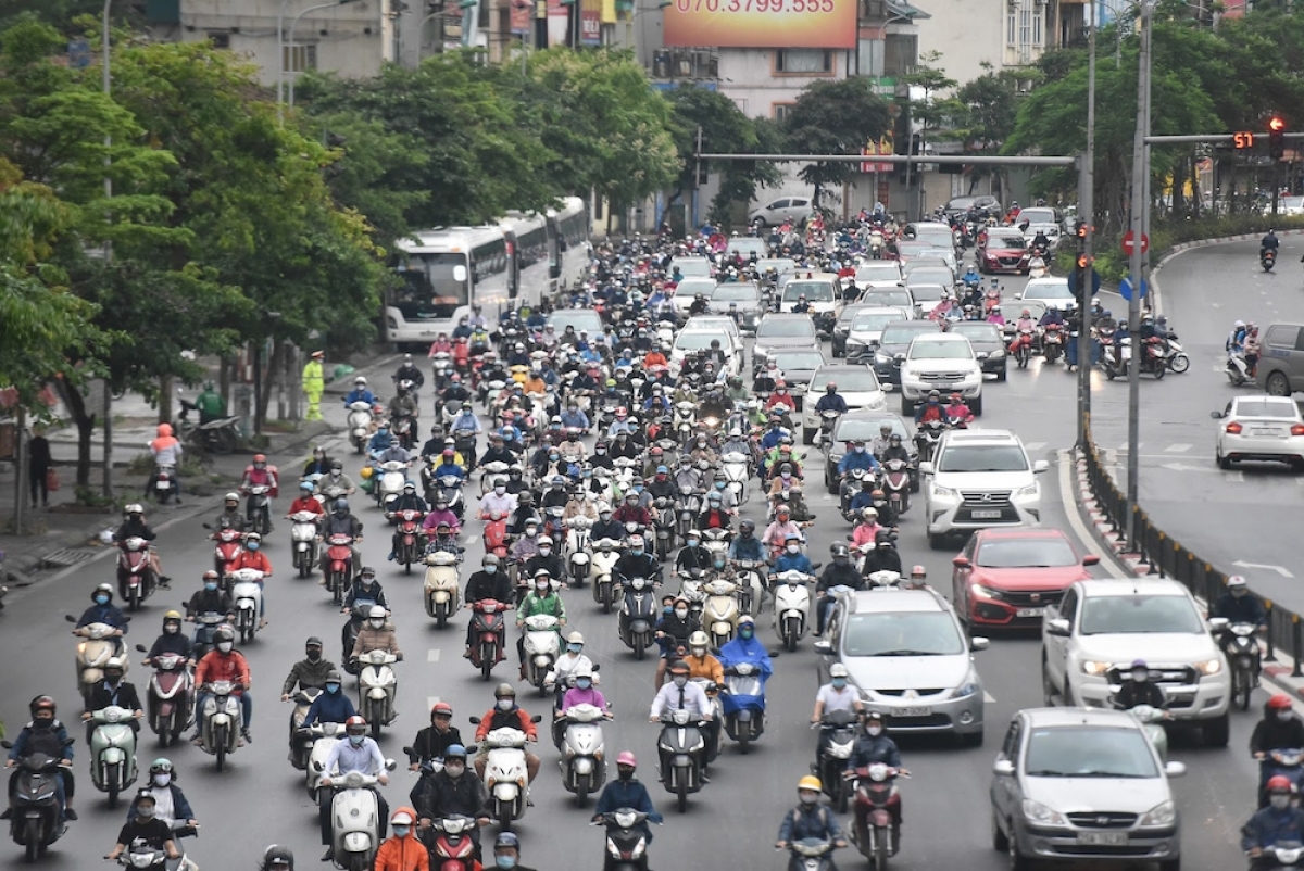Đường phố Hà Nội đông đúc trở lại trong giai đoạn "bình thường mới"