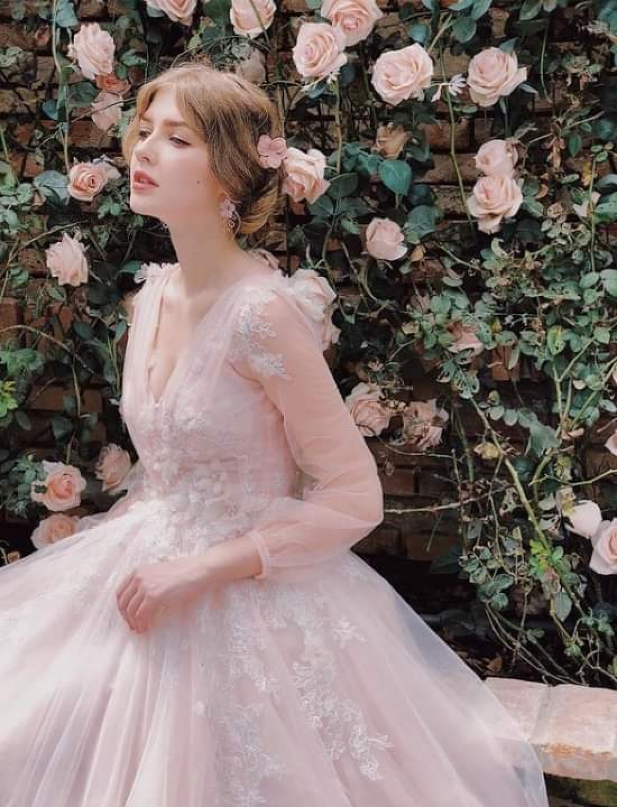 Marie Perviy tốt nghiệp đại học chuyên ngành Kinh tế - Luật. Cô đang làm người mẫu và sở hữu một cửa hàng hoa tại quê nhà.