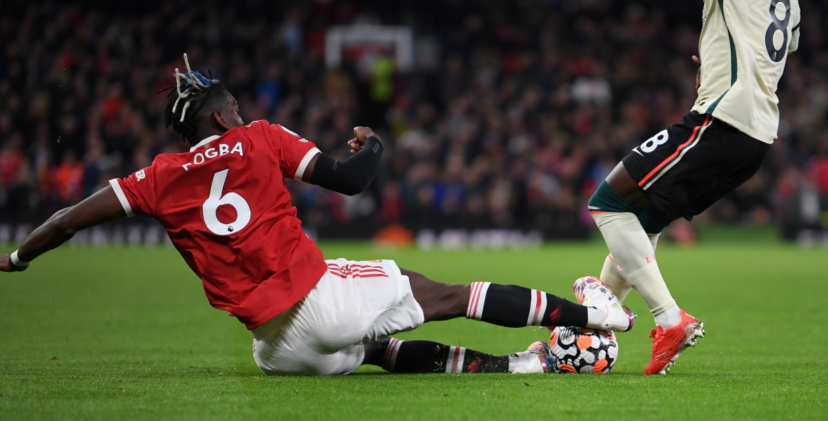 Pha vào bóng nguy hiểm của Pogba bằng gầm giày khiến Keita phải rời sân.
