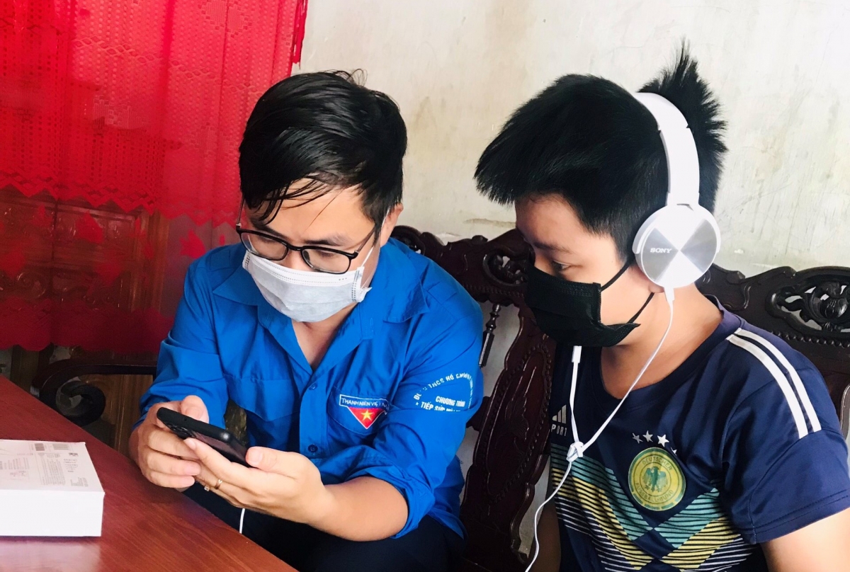 Hà Tĩnh huy động các nguồn lực hỗ trợ thiết bị học trực tuyến cho học sinh