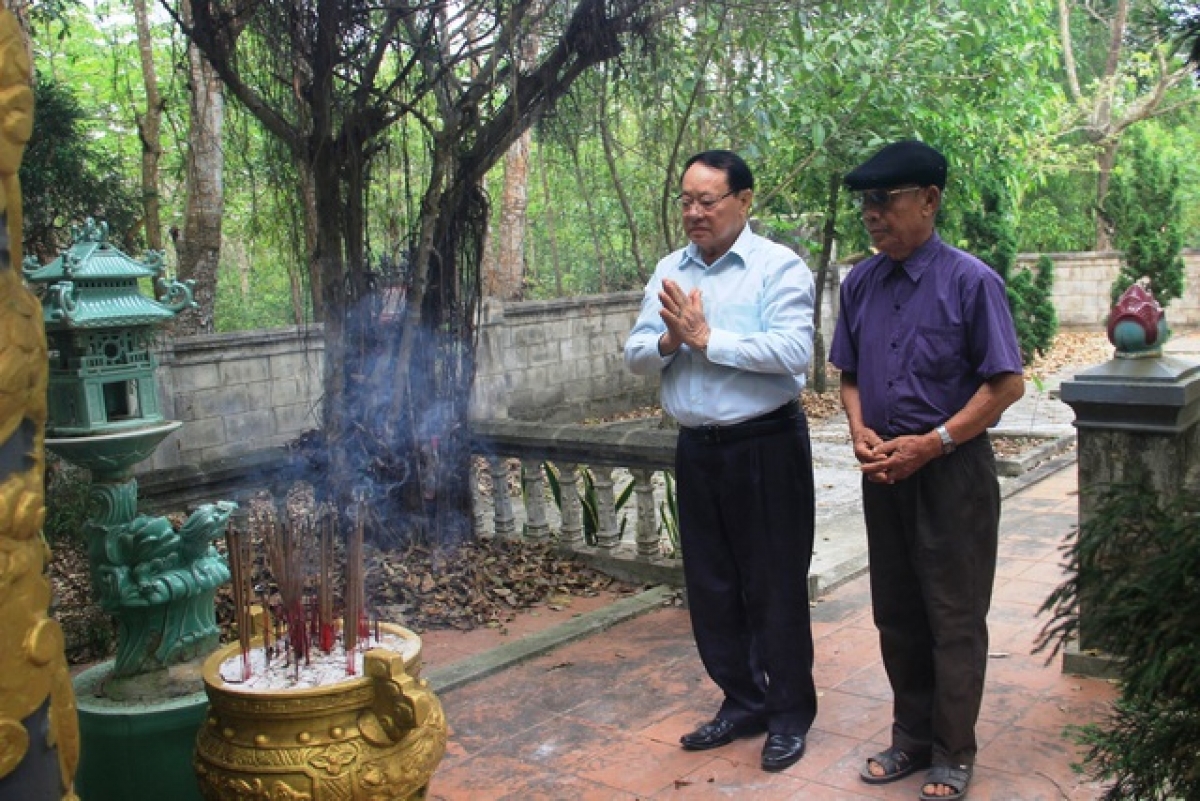 Hai cựu chiến binh thắp hương cho đồng đội đã ngã xuống