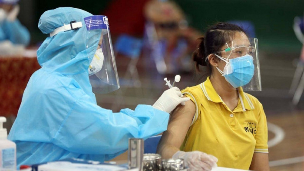 Người dân TP HCM đến hạn tiêm mũi thứ 2 vaccine Covid-19 chủ động đến điểm tiêm