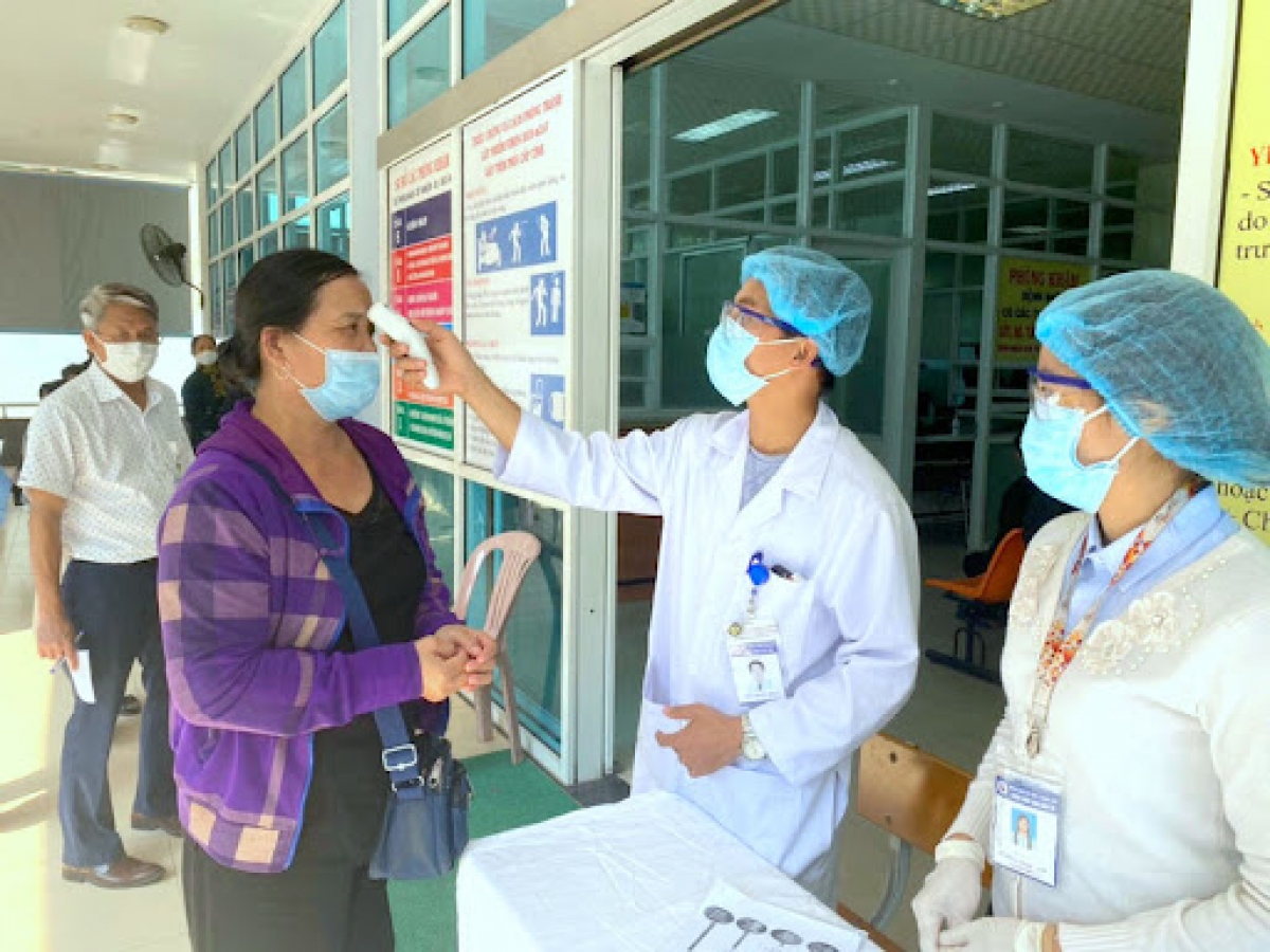 Cơ sở y tế thực hiện khám sàng lọc các trường hợp nghi nhiễm khi đến KCB