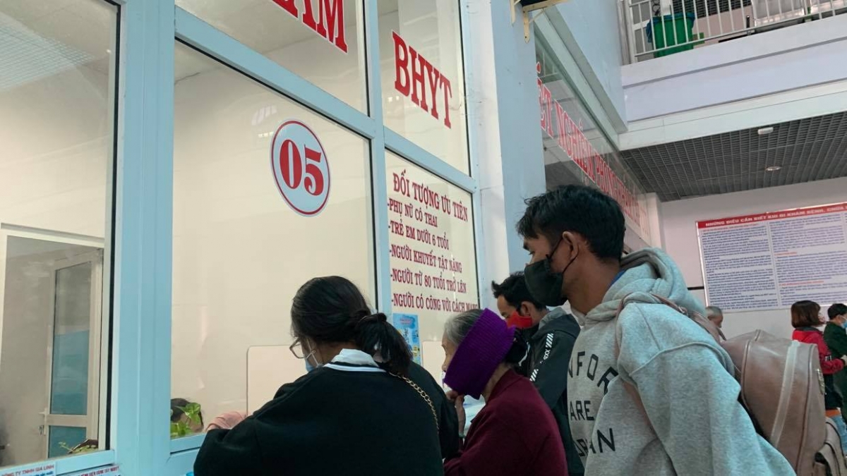 Người dân chờ thanh toán BHYT