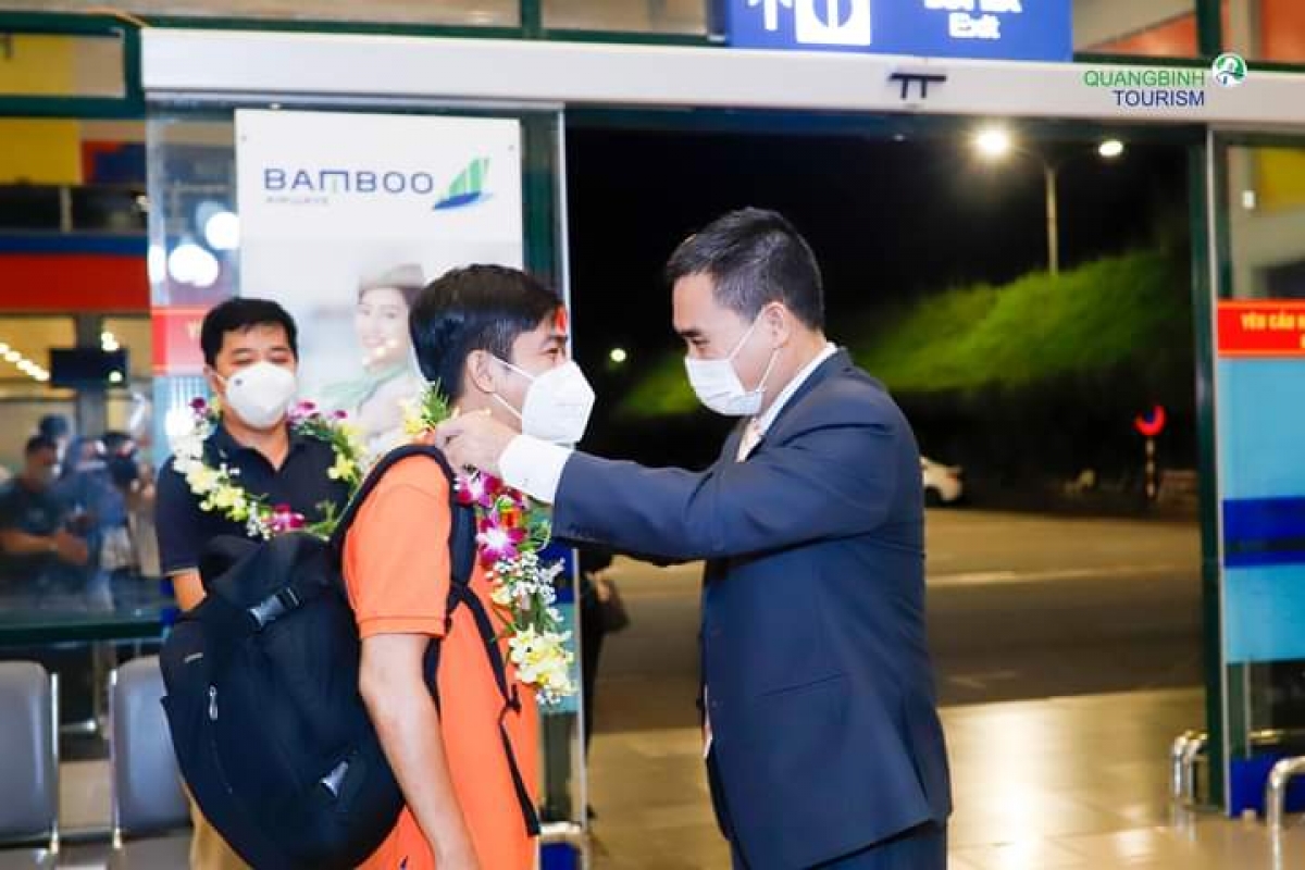 Lãnh đạo Sở Du lịch Quảng Bình tặng hoa du khách