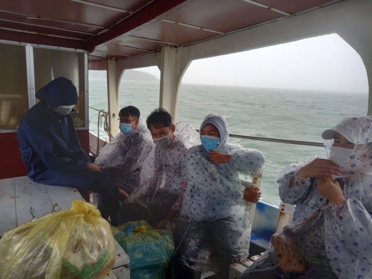 Mùa này trên đảo thường có giông lốc bất chợt, đây là thử thách cho các cán bộ, tình nguyện viên ra đảo lấy mẫu xét nghiệm