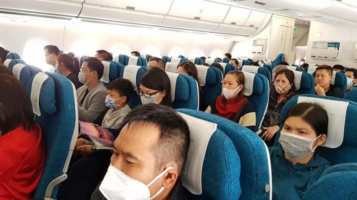 Đeo khẩu trang trong suốt hành trình và sát khuẩn tay là hai điều quan trọng nhất khi đi máy bay