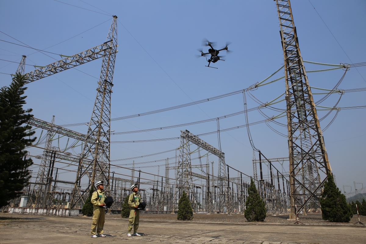 Dùng thiết bị không người lái kiểm tra TBA 500kV
