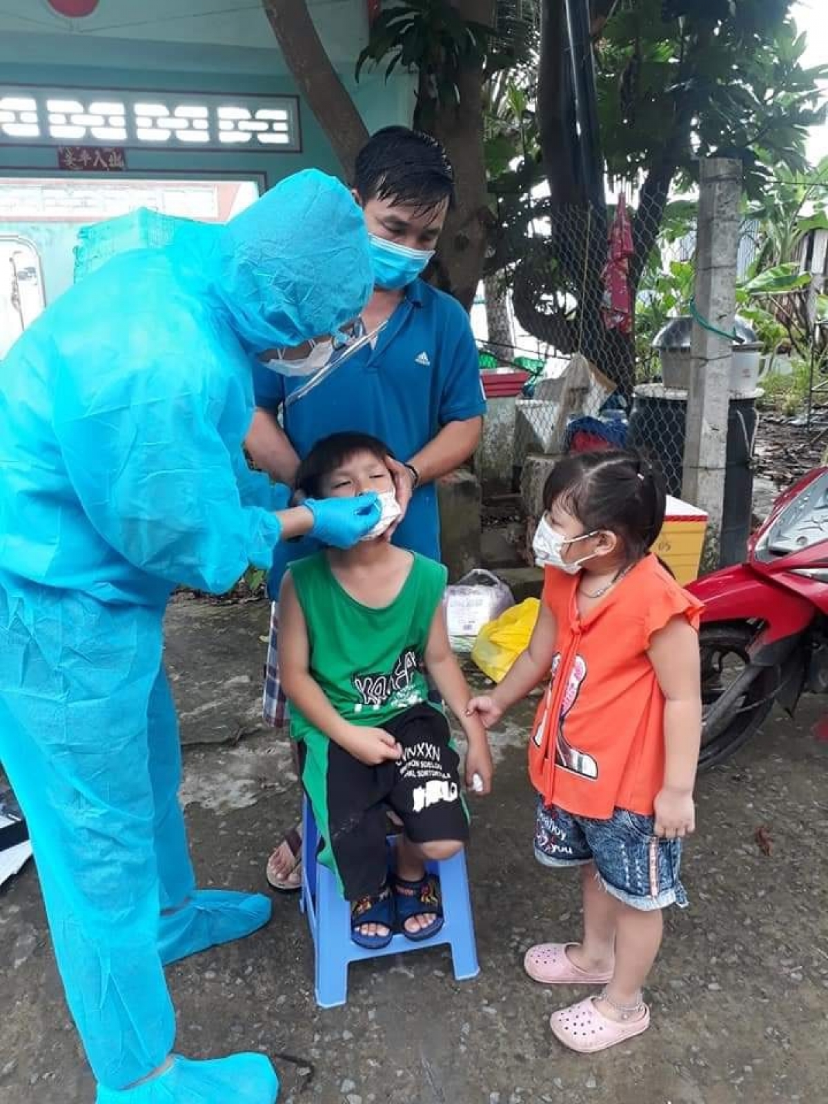 Lấy mẫu cho người dân trên đảo