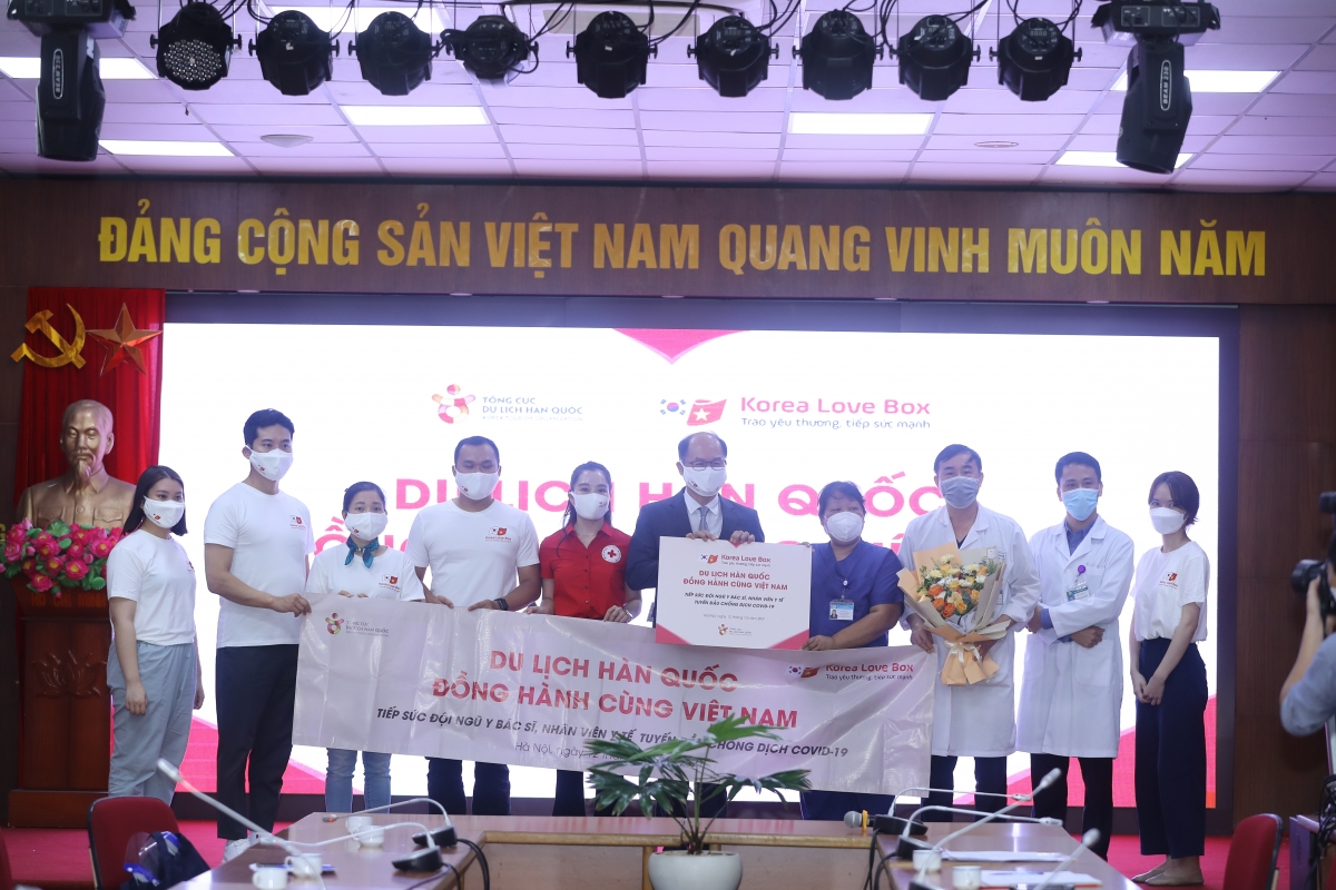 Ông Park Jong Sun- Trưởng Đại diện TCDL Hàn Quốc trao quà cho đại diện BV Thanh Nhàn, Hà Nội