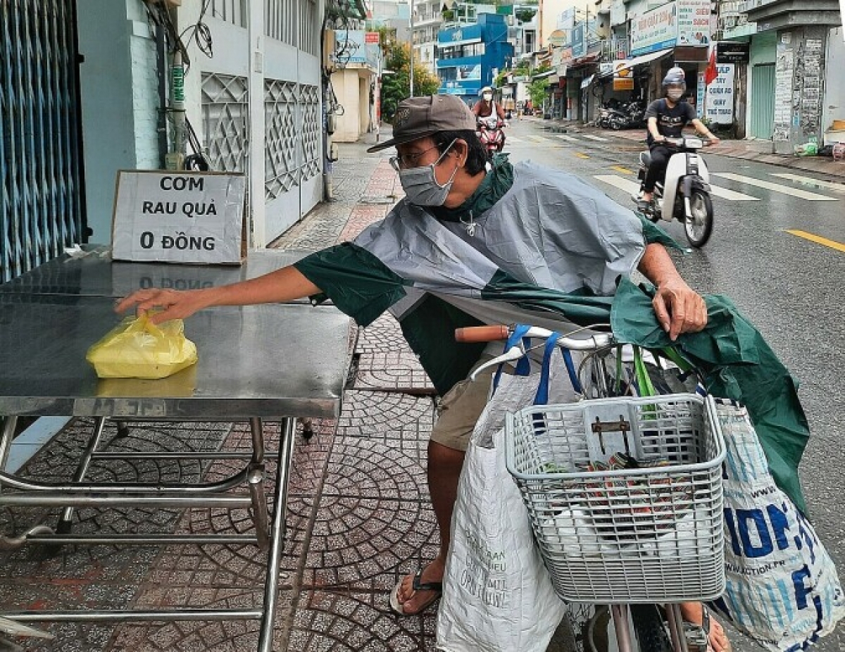 Ông Thành làm nghề ve chai đến lấy cơm