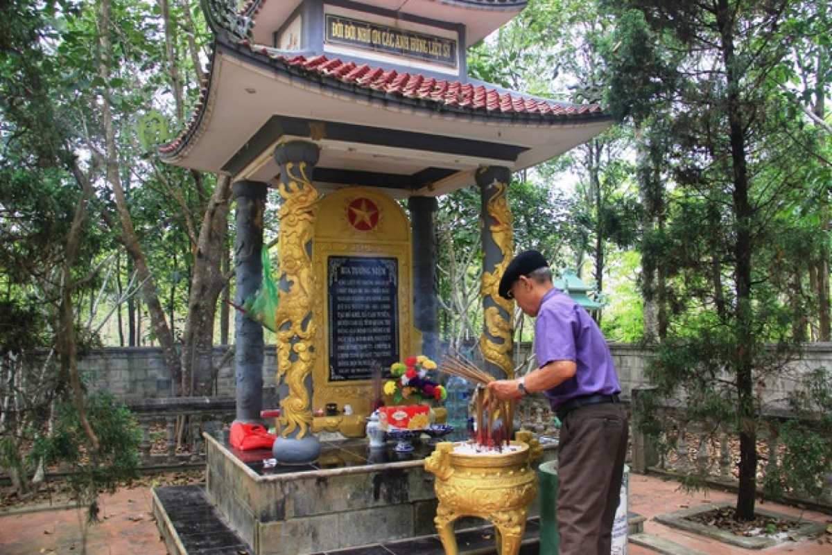 Ông Vũ Đình Lân dâng hương tưởng nhớ đồng đội