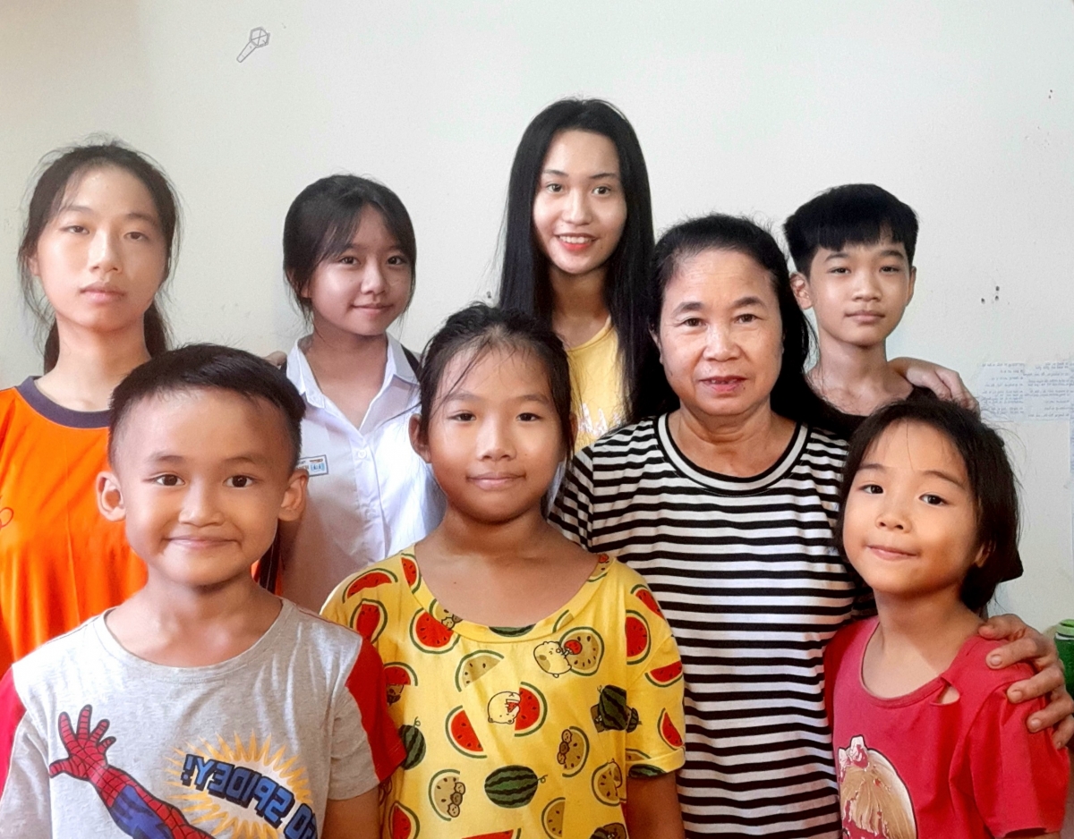Bà Đỗ Thị Thắng chụp ảnh cùng Phương Anh và các con của mình ở Làng trẻ em SOS Hải Phòng