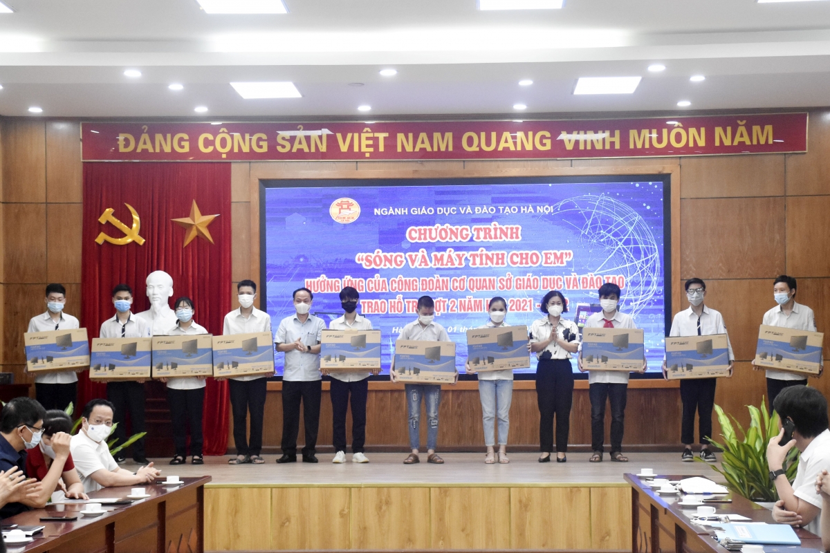 Ngành Giáo dục Hà Nội trao máy tính cho các học sinh nhận hỗ trợ đợt 2 chương trình "Sóng và máy tính cho em"