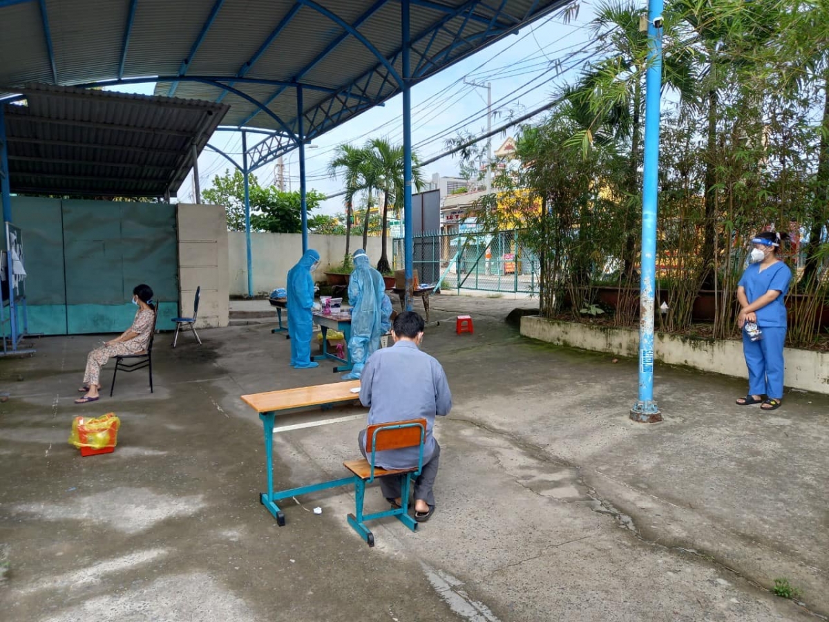 Trạm y tế lưu động được trang bị thuốc, thiết bị, nhân viên y tế để có đủ điều kiện điều trị Covid-19