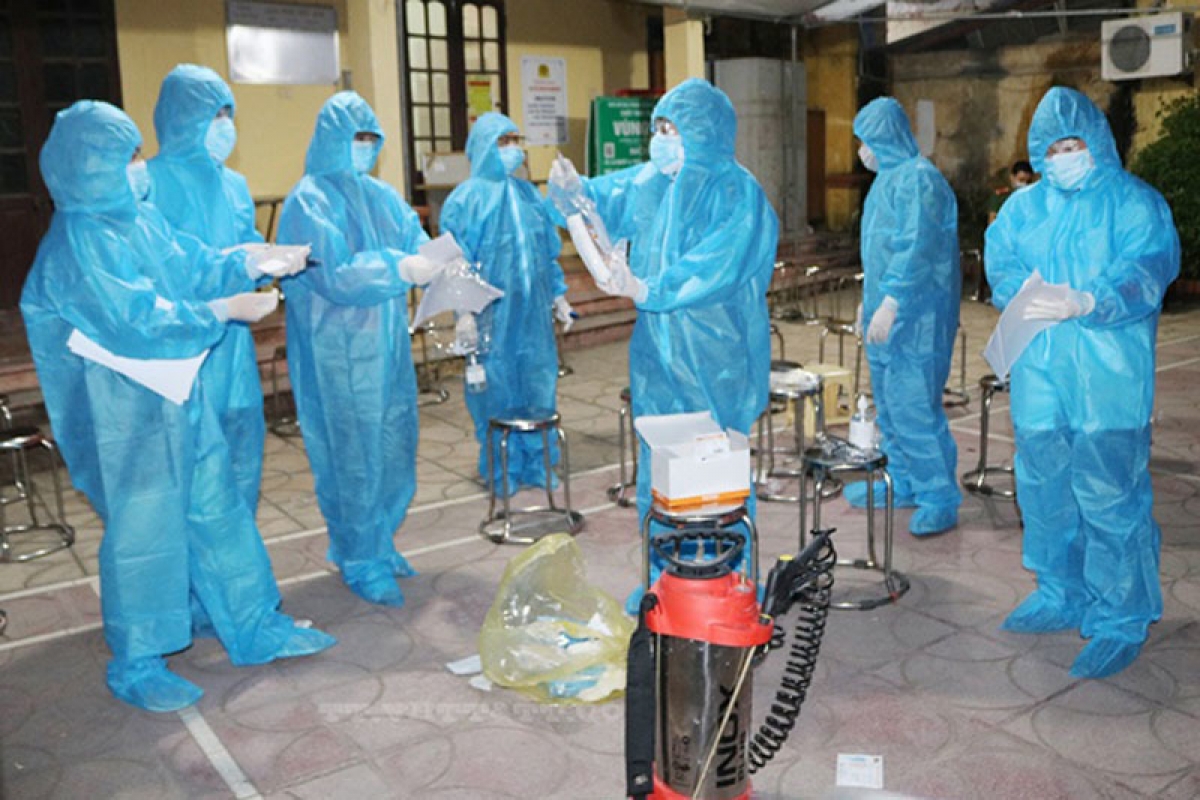 Lấy mẫu xét nghiệm tại huyện Quốc Oai. Ảnh: Quocoai.hanoi.gov.vn