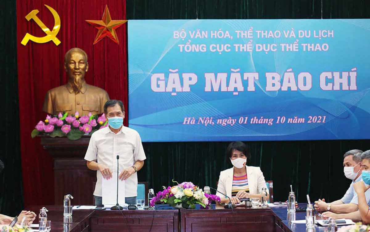 Ông Trần Đức Phấn thông báo về kế hoach tổ chức các giải thể thao trong 3 tháng cuối năm