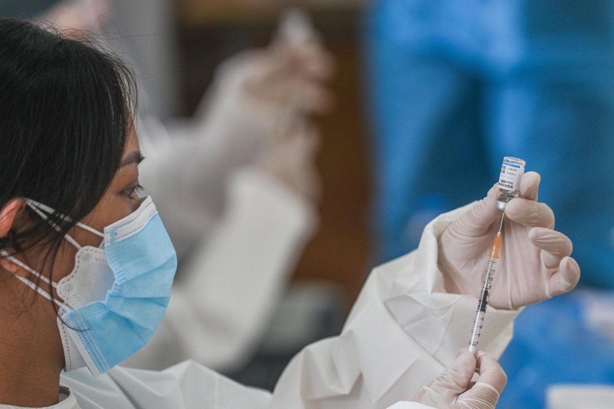 Ngày 22/10, Ban Chỉ đạo phòng chống dịch COVID-19 TPHCM ban hành khẩn kế hoạch tiêm chủng vaccine phòng COVID-19 cho trẻ từ 12-17 tuổi. Việc tiêm này sẽ thực hiện theo thứ tự lứa tuổi giảm dần, ưu tiên tiêm trước cho trẻ từ 16-17 tuổi